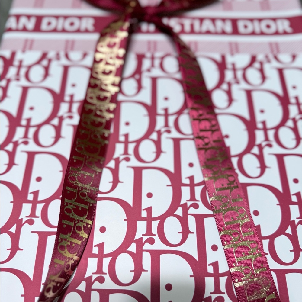 Luxury Floral Wrapping Set – 20 Gold Print Sheets + 5 Yards Ribbon”